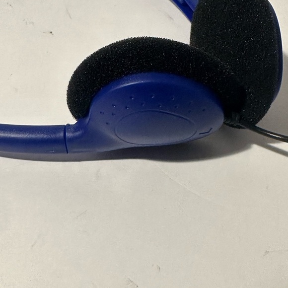 NWT Blue and Black Wired Headphones with Lighting to USB Adapter for Smartphone - Picture 5 of 7